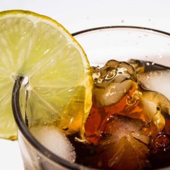 3 maneras sencillas de preparar bebidas con vodka