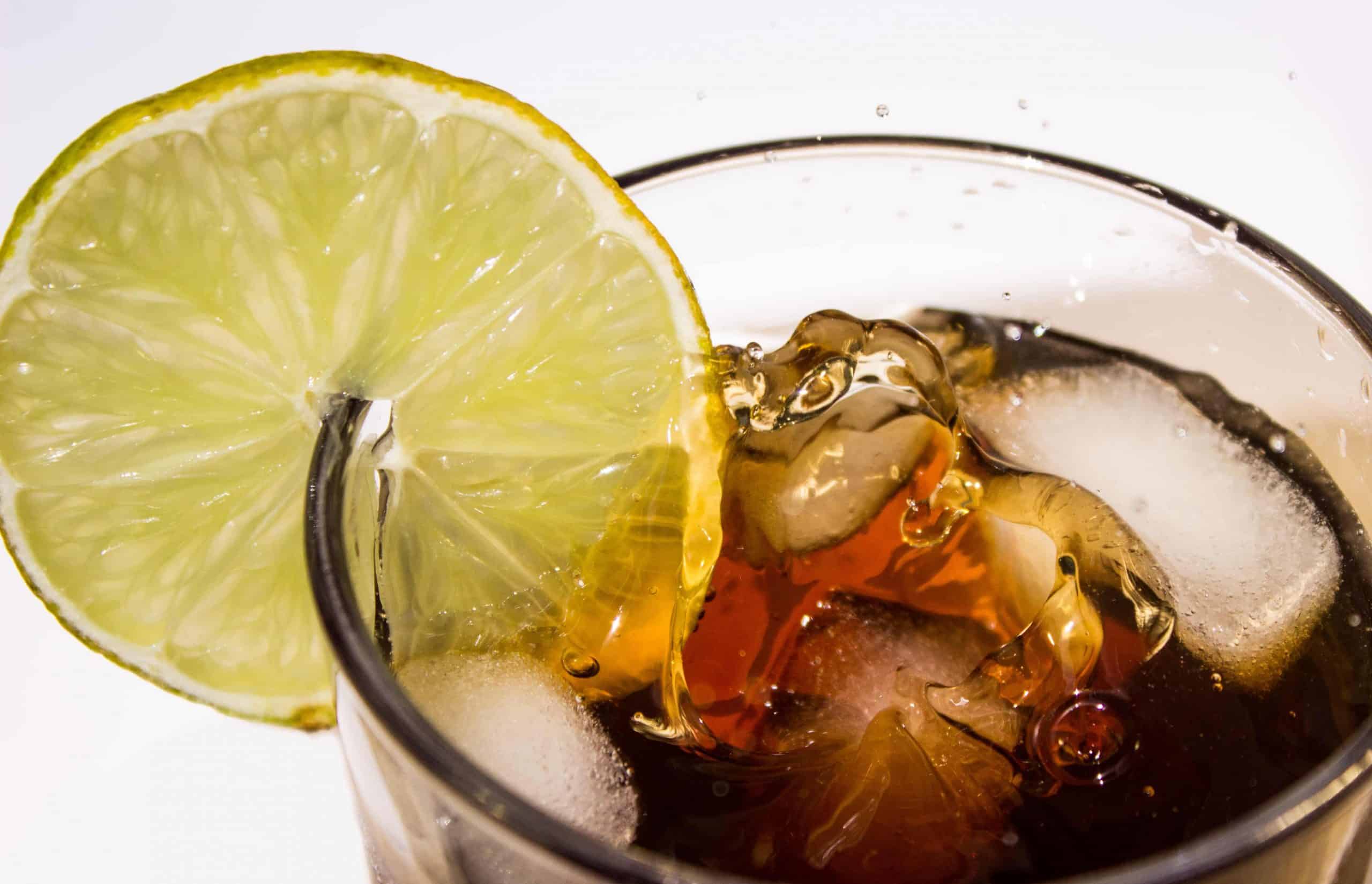 3 maneras sencillas de preparar bebidas con vodka